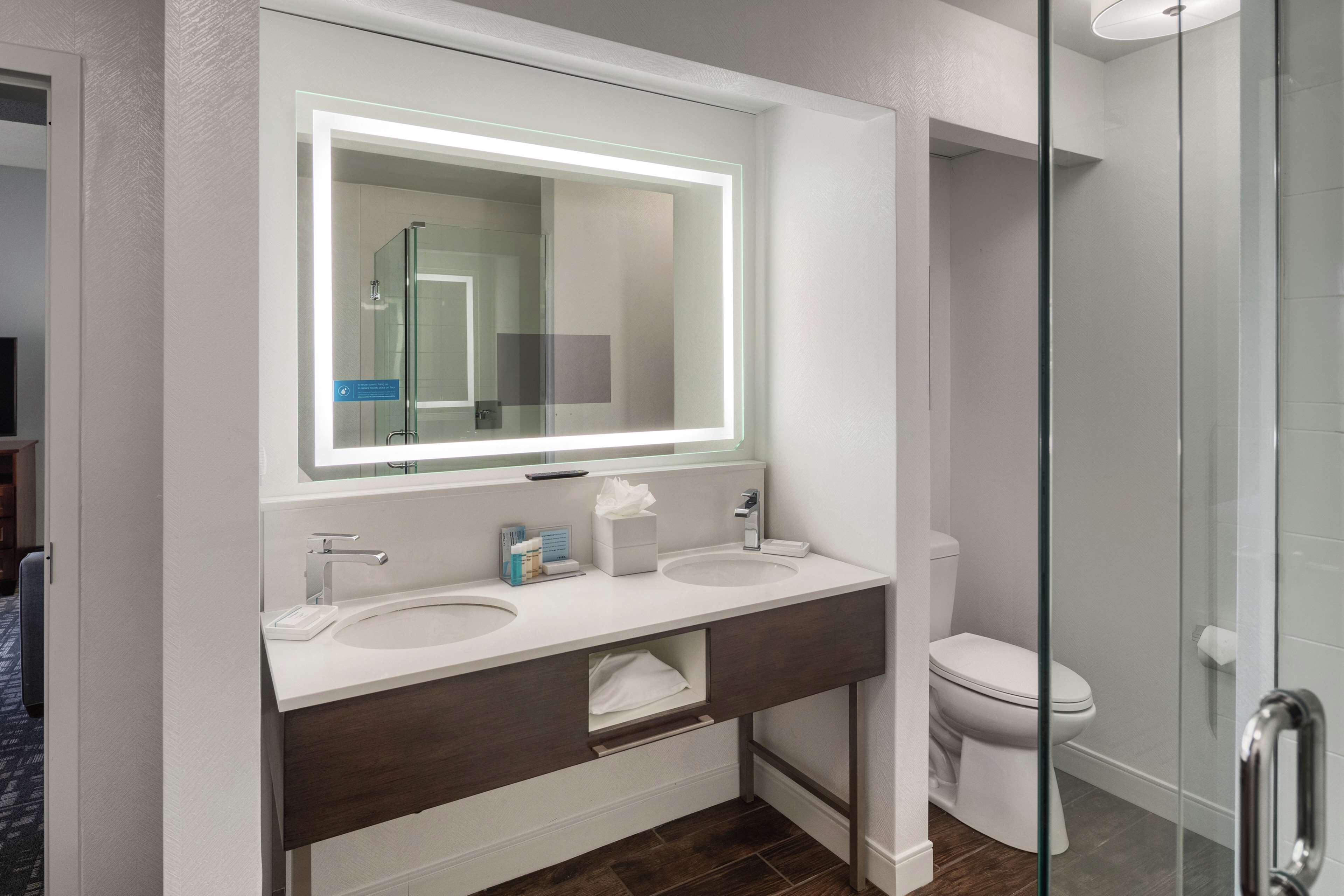 combined shower/bathtub, free toiletries, hair dryer, towels