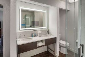Combined shower/tub, free toiletries, hair dryer, towels - Hampton Inn Louisville - Northeast (Louisville)