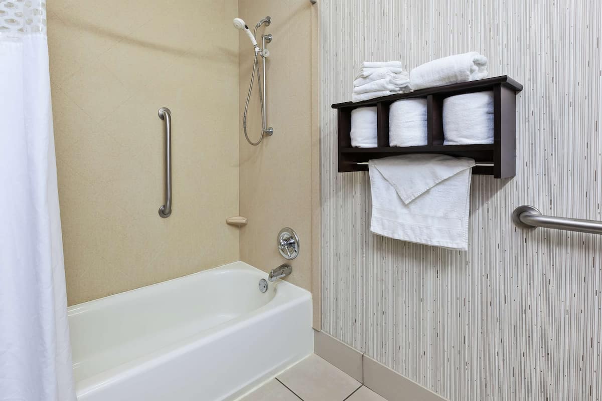 Habitación estándar, 2 camas Queen size, con acceso para personas discapacitadas (ADA Approved) | Baño | Amenidades de baño gratuitas, secadora de cabello, toallas