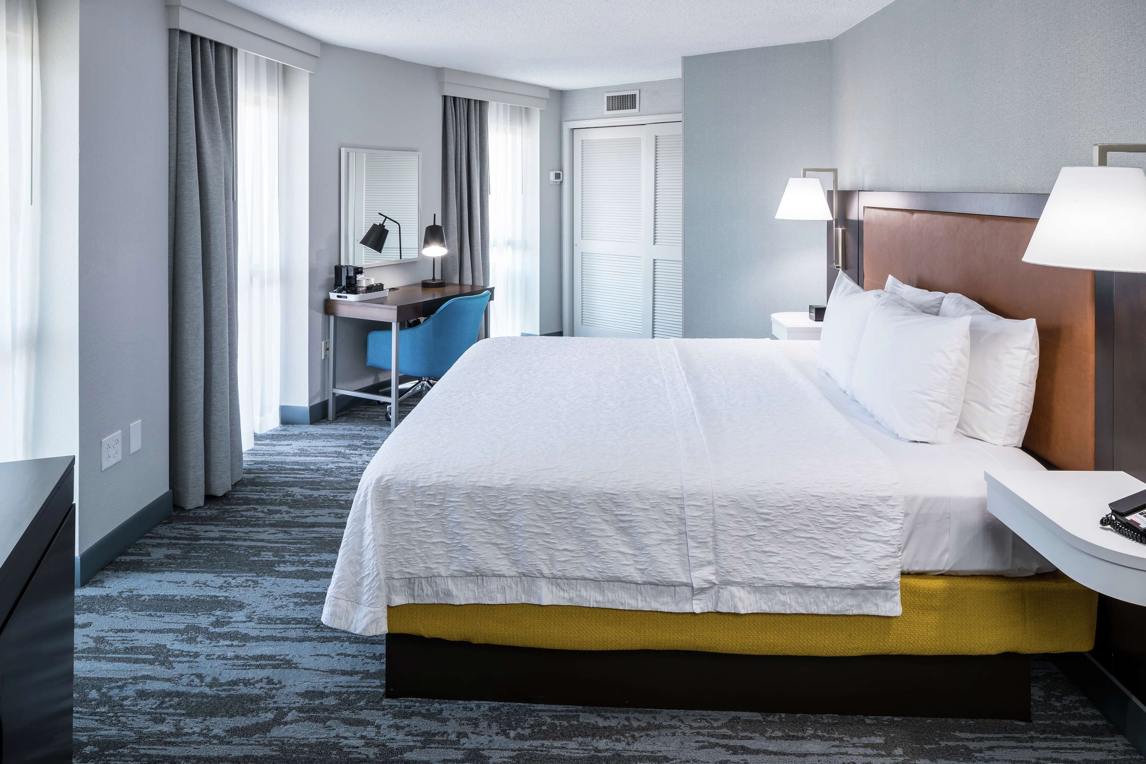 Chambre, 1 très grand lit, balcon (Sofa) | Coffre-fort pour ordinateur portable, bureau