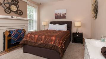 Decoración personalizada, escritorio, wifi gratis y ropa de cama