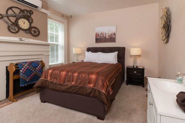 Classic Room, 1 Queen Bed, Private Bathroom | Individually decorated, desk, free WiFi, bed sheets