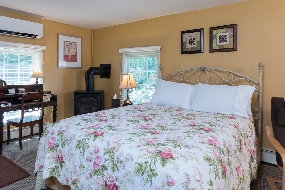 Romantic Room, 1 Queen Bed, Jetted Tub | Individually decorated, desk, free WiFi, bed sheets