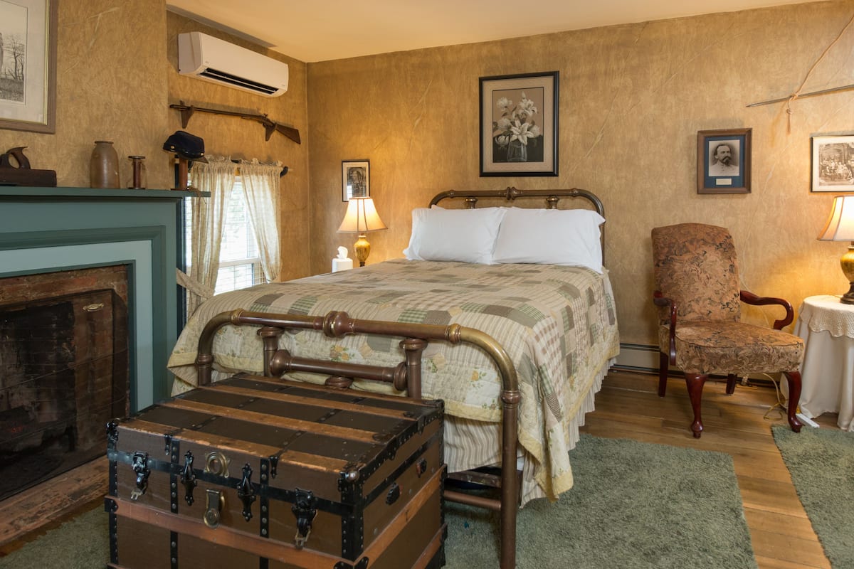 Standard Room, 1 Queen Bed, Private Bathroom | Individually decorated, desk, free WiFi, bed sheets