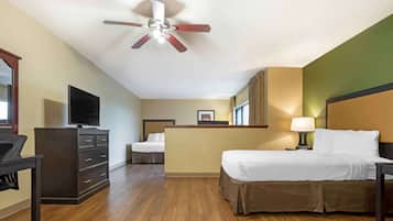 Escritorio, tabla de planchar con plancha, wifi gratis