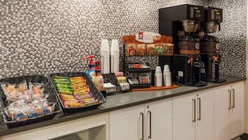 Café da manhã para viagem grátis todos os dias