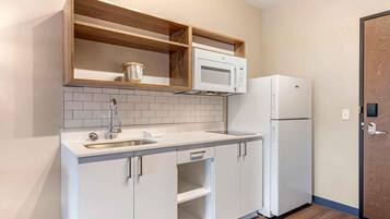 Refrigerador con freezer, microondas, placa de cocina, cafetera/tetera