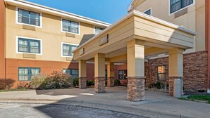A hotel entrance with a covered walkway, stone pillars, and a clear sky. - Extended Stay America Suites Pittsburgh Monroeville (Monroeville)