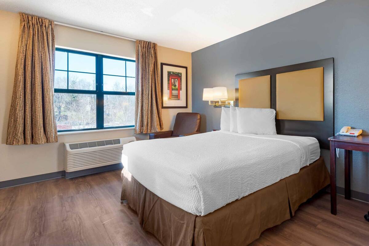 Desk, iron/ironing board, free WiFi, bed sheets