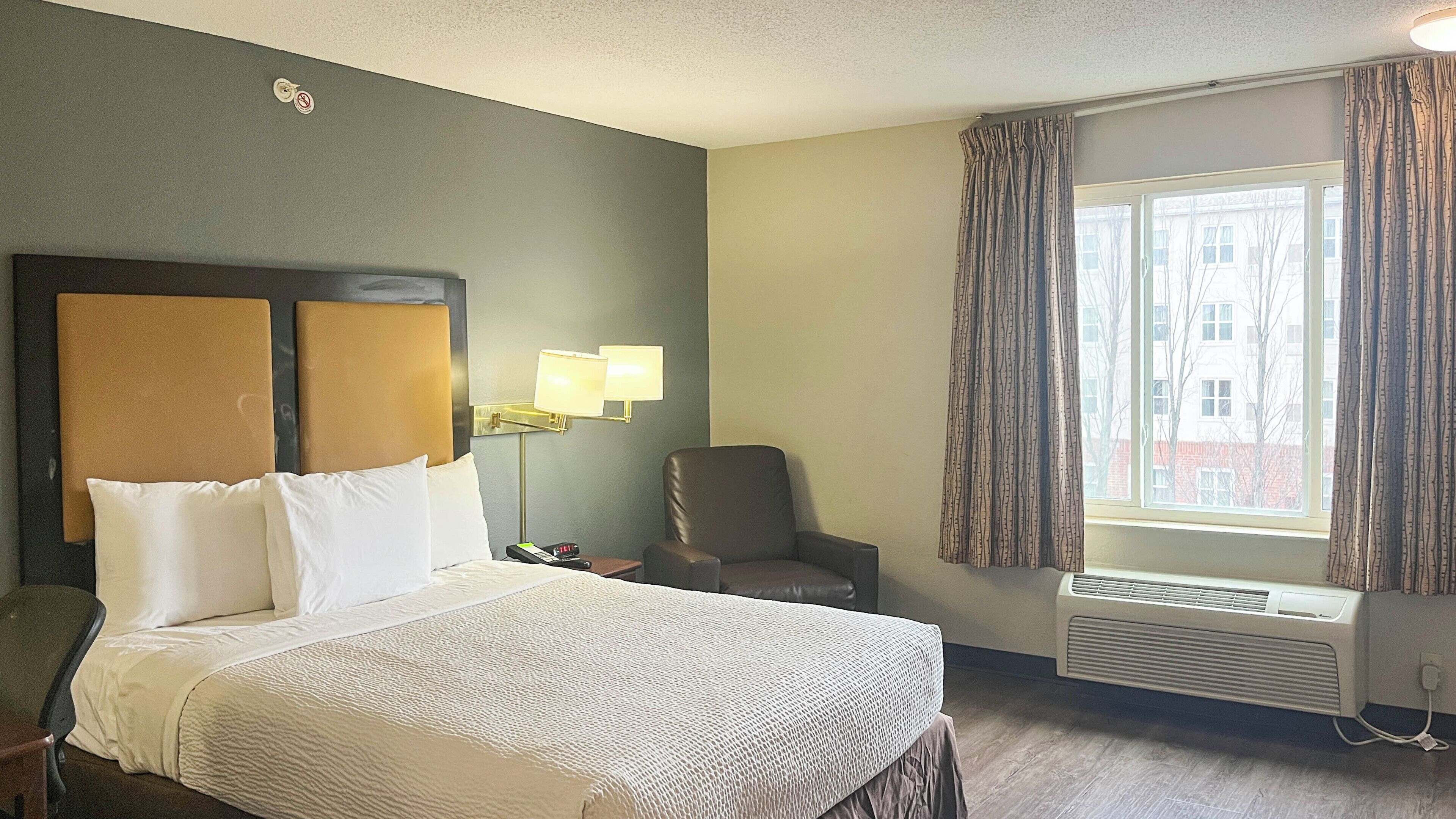 Escrivaninha, ferros/tábuas de passar roupa, Wi-Fi de cortesia