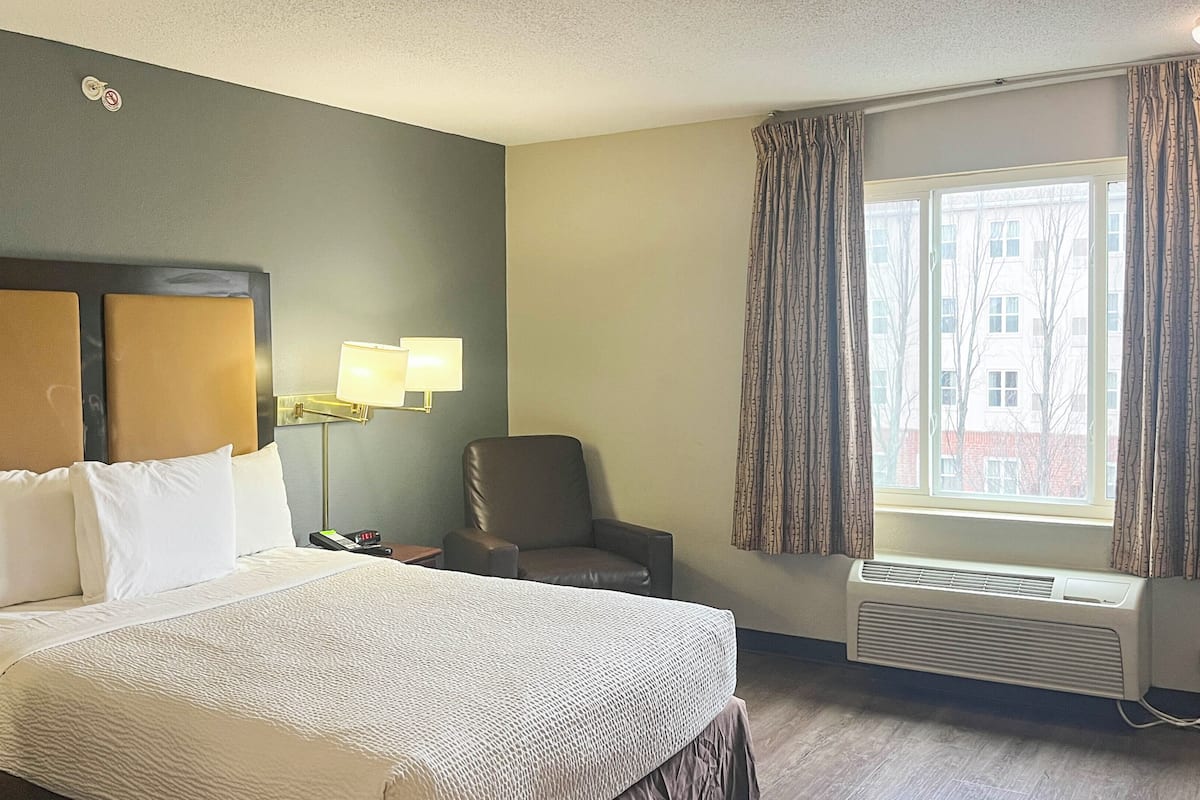 Desk, iron/ironing board, free WiFi