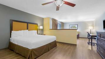 Escritorio, tabla de planchar con plancha y wifi gratis