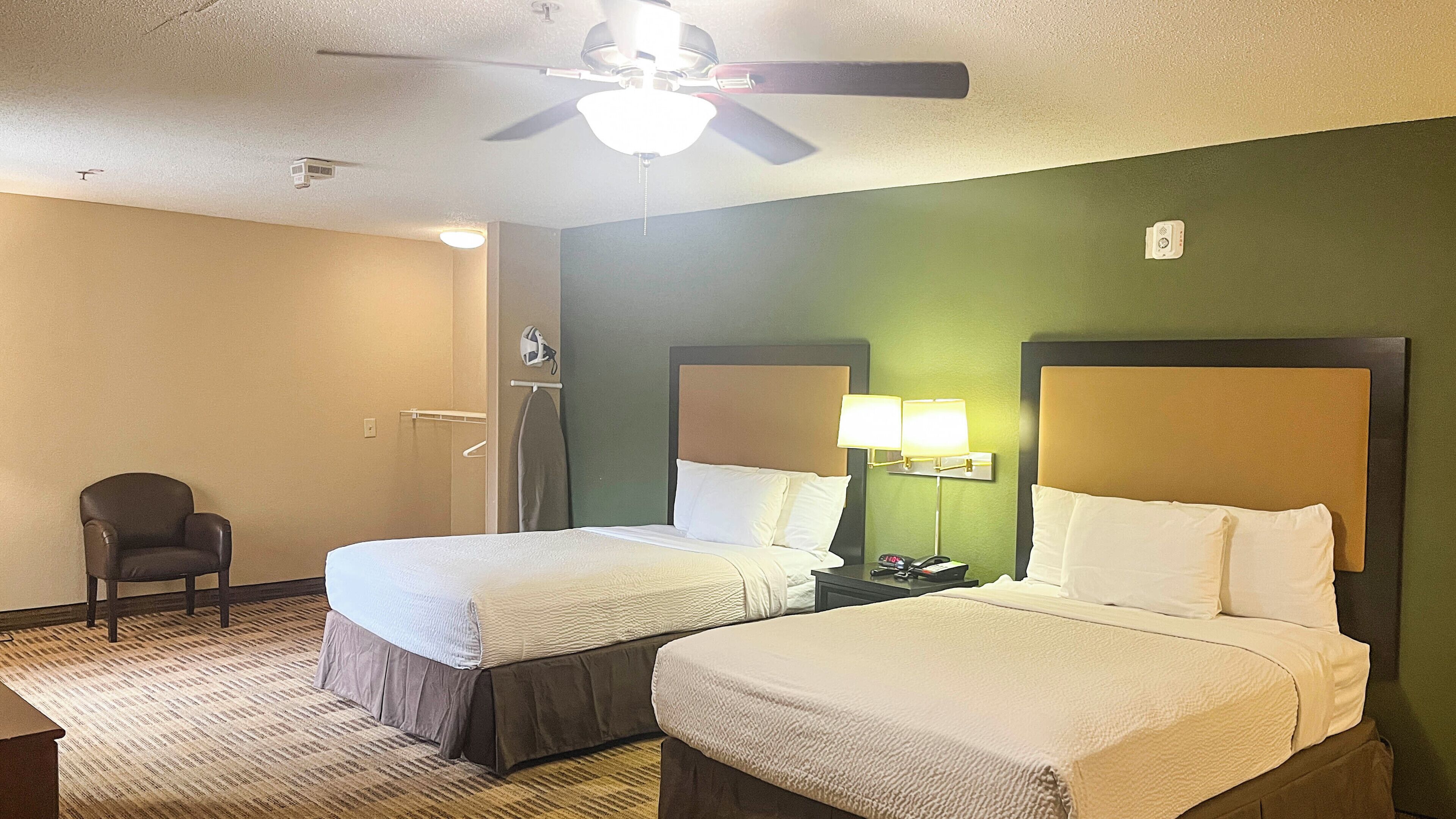 Escrivaninha, ferros/tábuas de passar roupa, Wi-Fi de cortesia