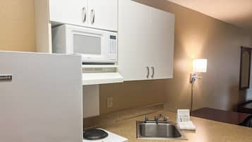 Room, 1 King Bed, Non Smoking, Kitchen | Private kitchen | Full-sized fridge, microwave, stovetop, coffee/tea maker
