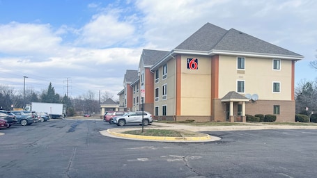 Front of property. Studio 6 – Chantilly, VA – Washington Dulles Airport