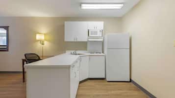 Een bureau, een strijkplank/strijkijzer, gratis wifi