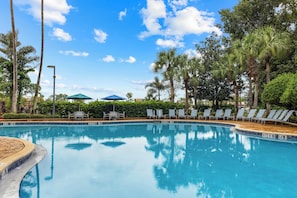 2 piscine all'aperto, lettini