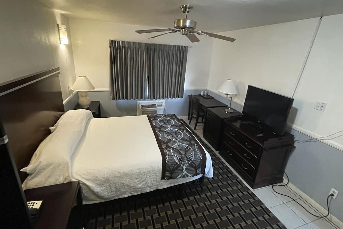 Schreibtisch, Zustellbetten, WLAN, Bettwäsche