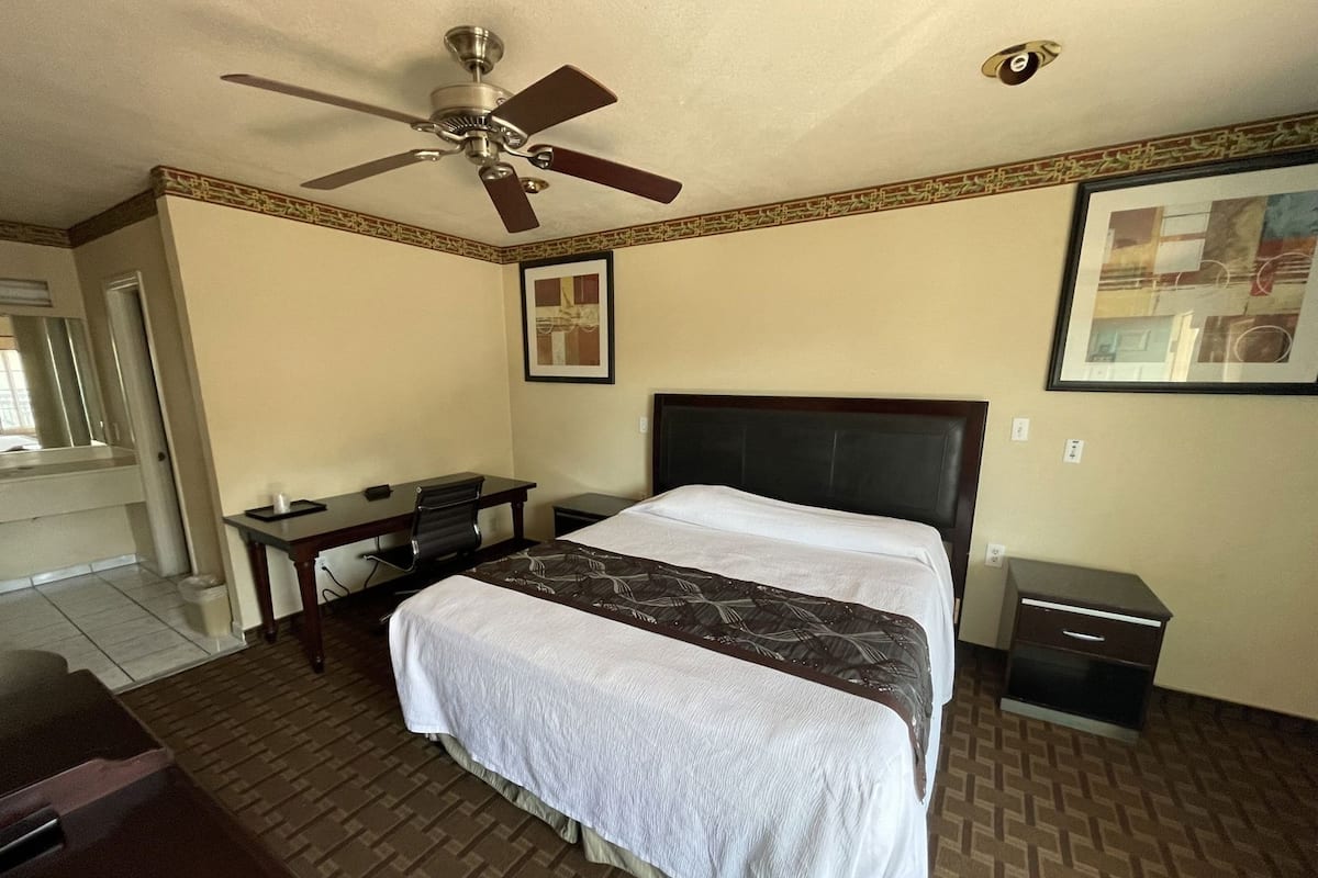 Schreibtisch, Zustellbetten, WLAN, Bettwäsche