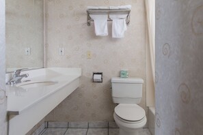 Free toiletries, hair dryer, towels - Hollywood Guest Inn (Los Angeles)