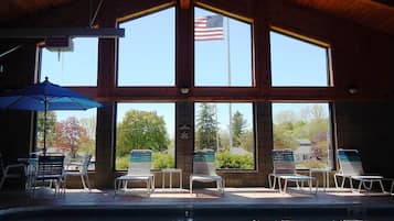 Piscina coperta, con ingresso dalle 08:00 alle 24:00, lettini