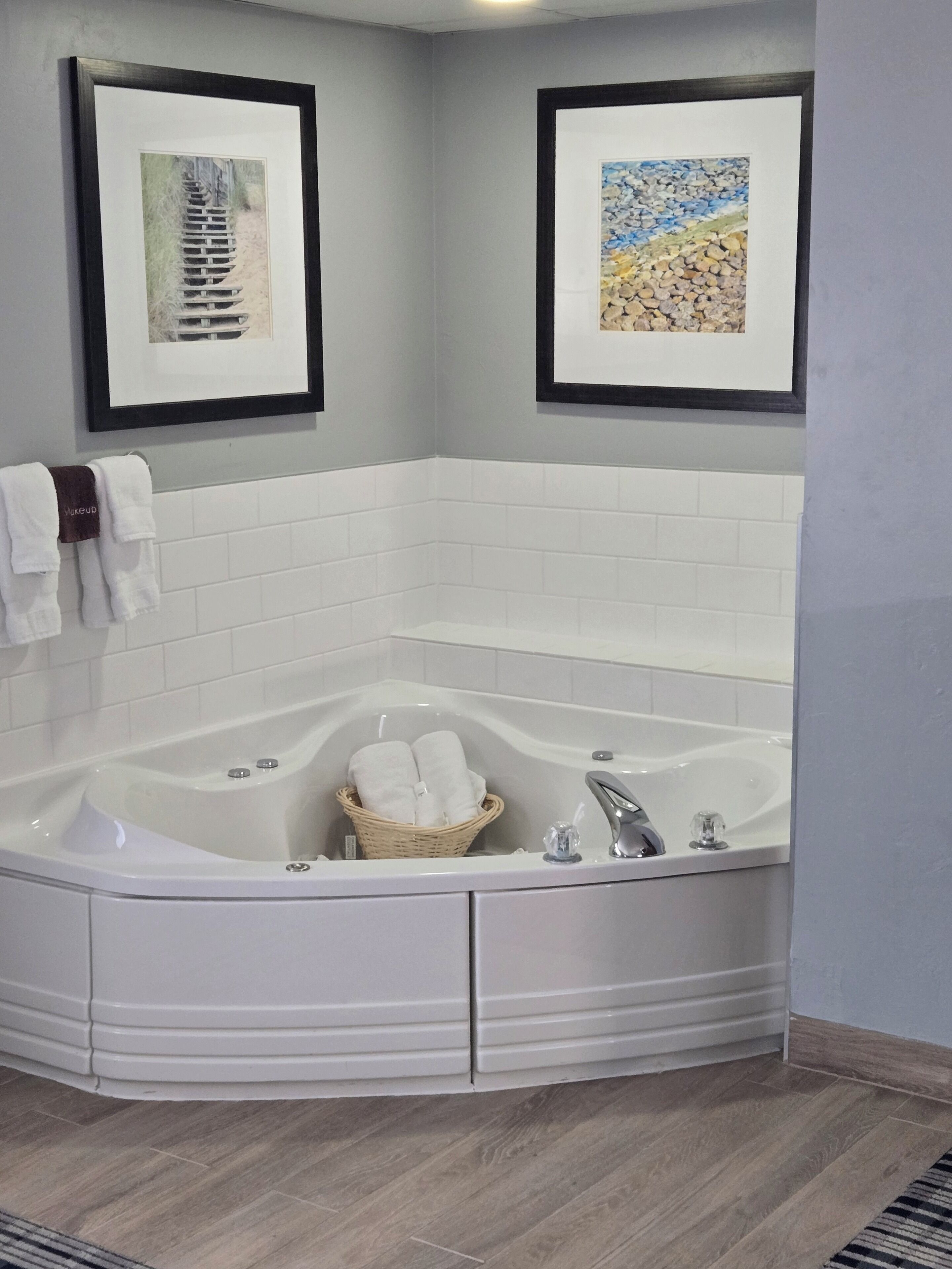 suite, 1 king bed, non smoking | bathroom | hair dryer, towels