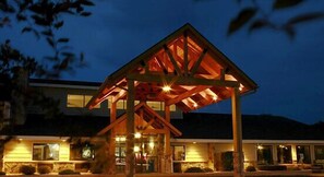 A lodge with a prominent wooden structure and a stone facade. - AmericInn by Wyndham Sturgeon Bay (Sturgeon Bay)