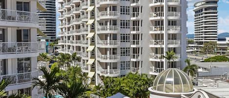 Sisäuima-allas, ulkouima-allas, aurinkotuoleja