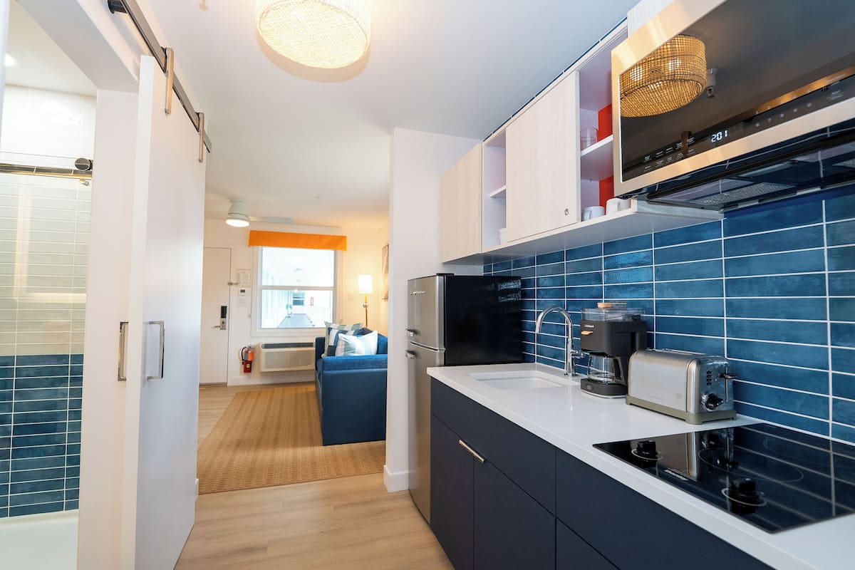 suite, 1 bedroom executive | private kitchen | full-sized fridge, microwave, coffee/tea maker, toaster