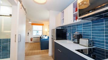 Suite, 1 bedroom Executive | 専用キッチン | 大型冷蔵庫、電子レンジ、コーヒー / ティーメーカー、トースター