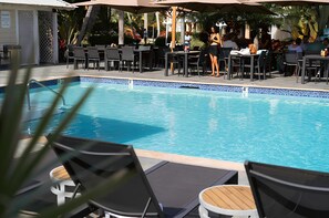 Outdoor pool, pool umbrellas, pool loungers - Sunshine Hotel and Suites (Seven Mile Beach)