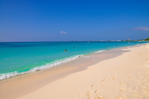 Playa privada en los alrededores, arena blanca, camas de playa