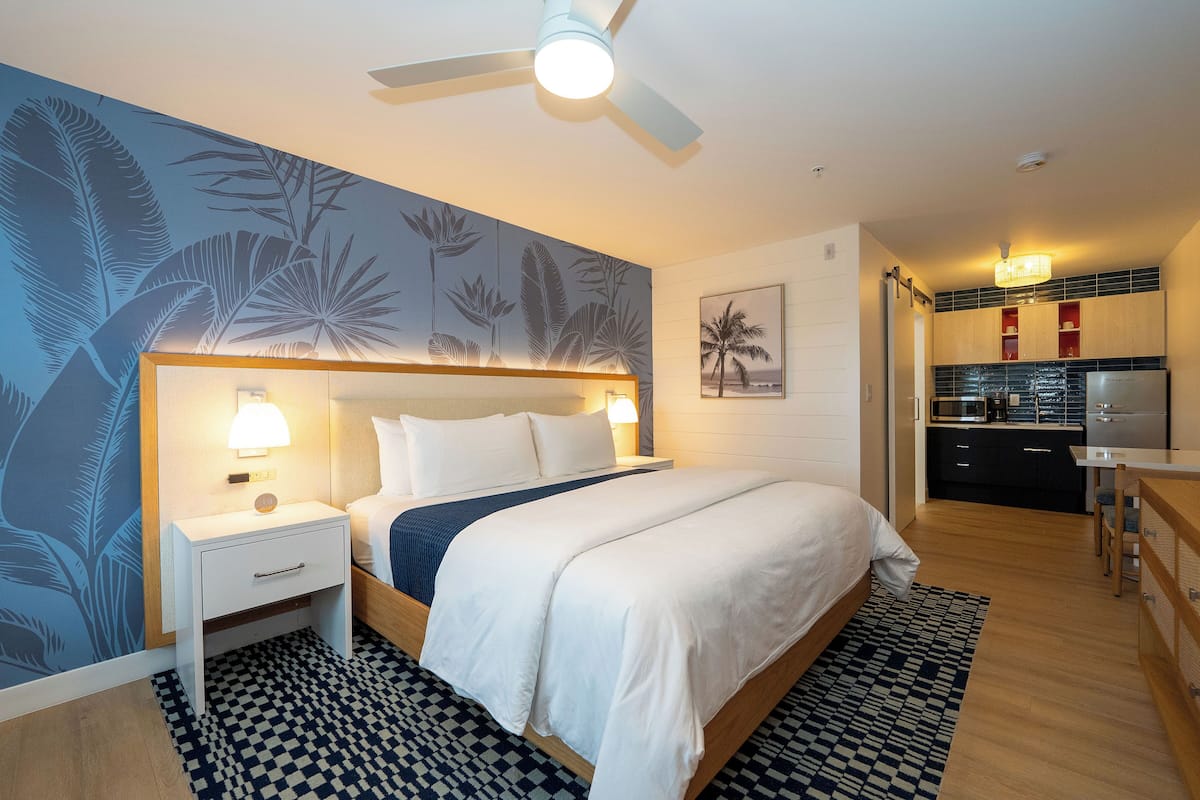 Studio, 1 King Bed (Suite) | Pillowtop beds, in-room safe, desk, laptop workspace