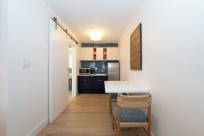 Suite studio | Lit avec matelas à plateau-coussin, bureau