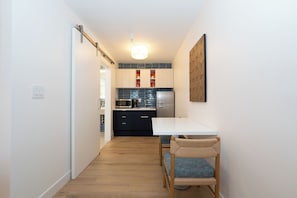 Suite studio | Lit avec matelas à plateau-coussin, bureau