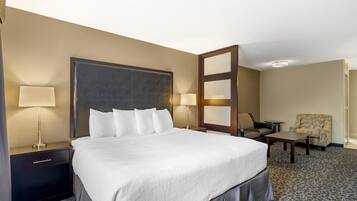 Suite, 1 trÚs grand lit, non-fumeurs, réfrigérateur et four à micro-ondes (with Single Sofabed) | Bureau, chambres insonorisées, fer et planche à repasser, Wi-Fi gratuit
