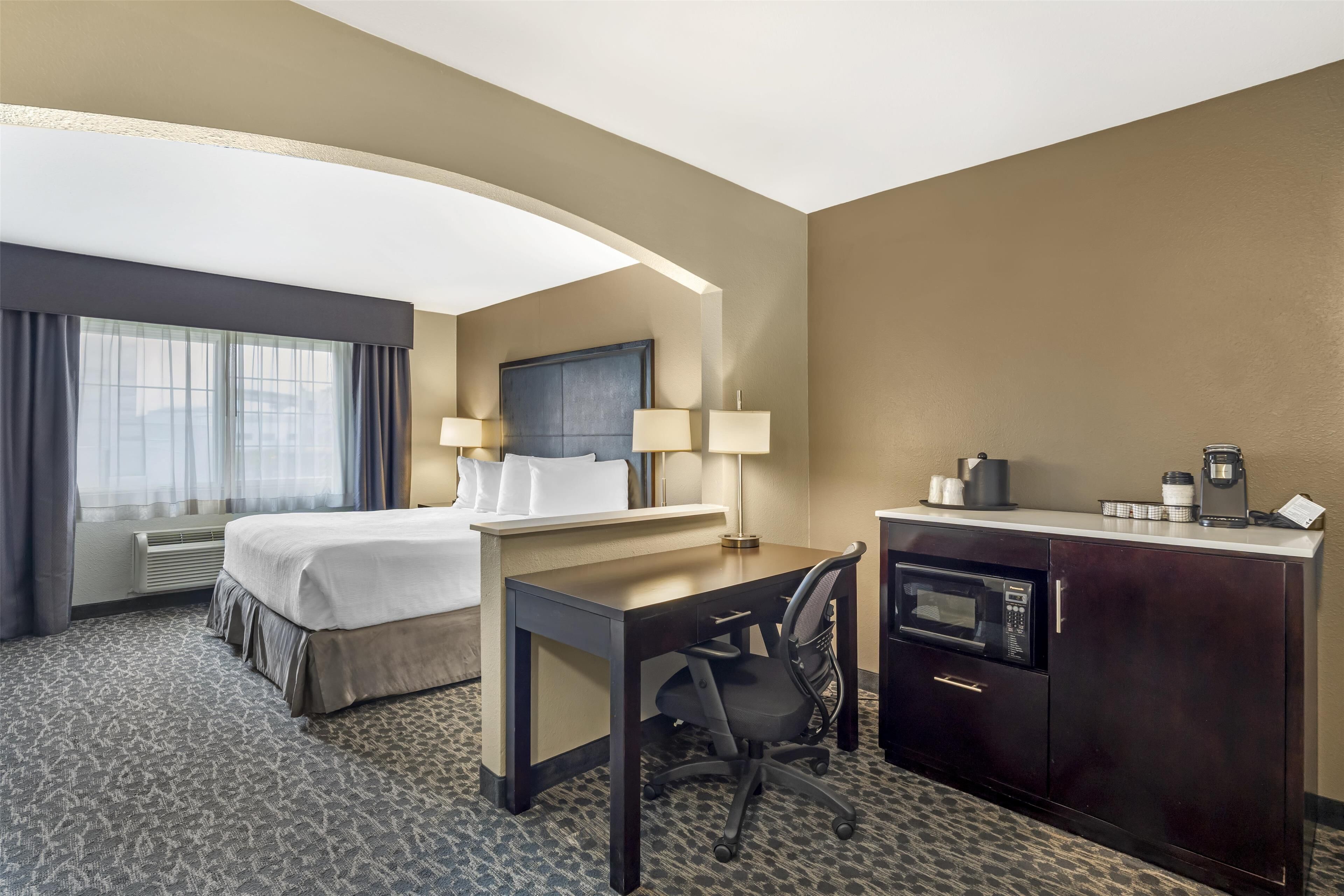 Svit - 1 kingsize-säng - icke-rökare - bubbelbad | Skrivbord, ljudisolering, strykjärn/strykbr äda och gratis wi-fi