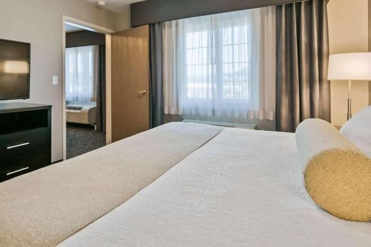 Schreibtisch, schallisolierte Zimmer, Bügeleisen/Bügelbrett