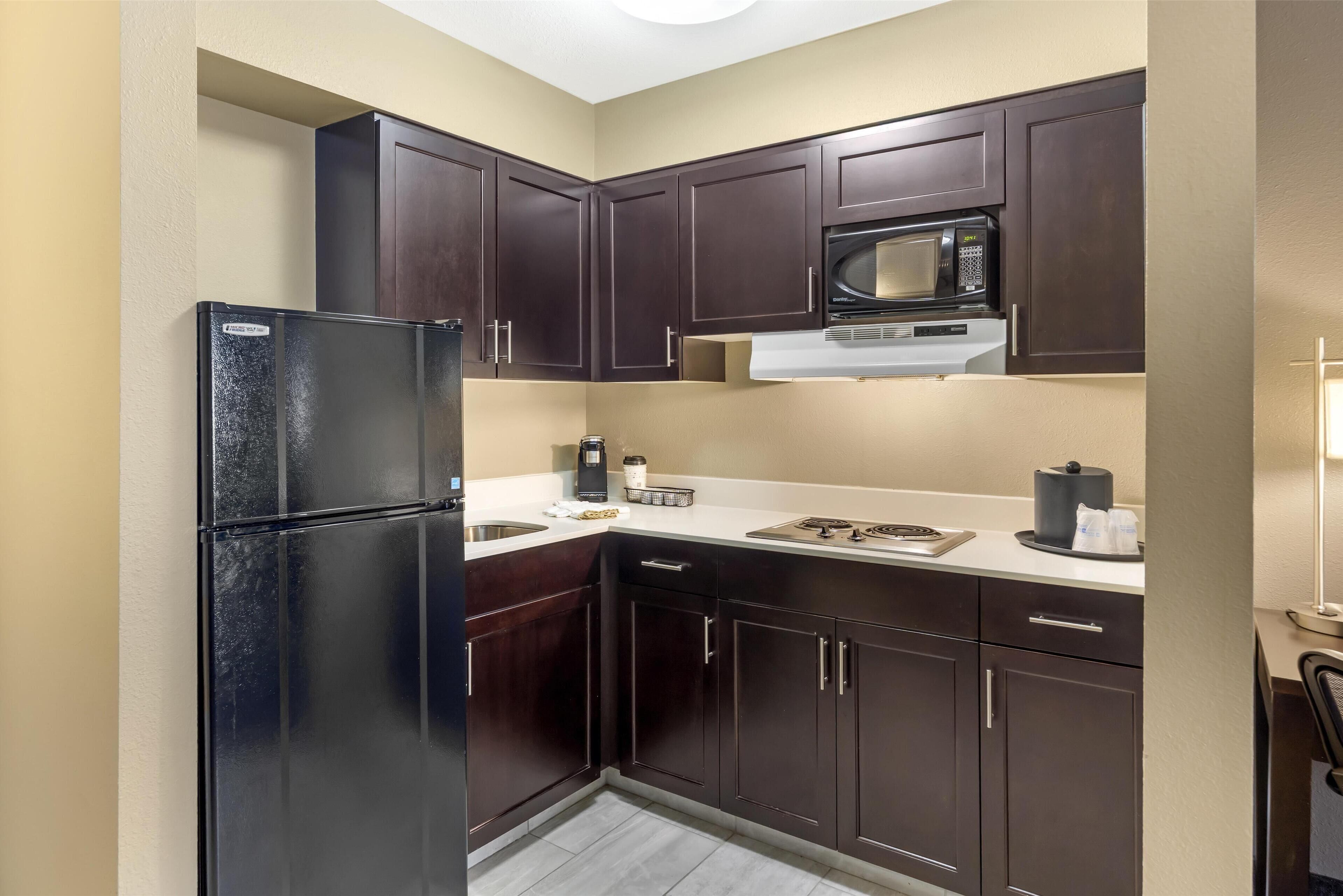 Suite, 1 cama de matrimonio grande, no fumadores, cocina (with Single Sofabed) | Escritorio, sistema de insonorización, tabla de planchar con plancha