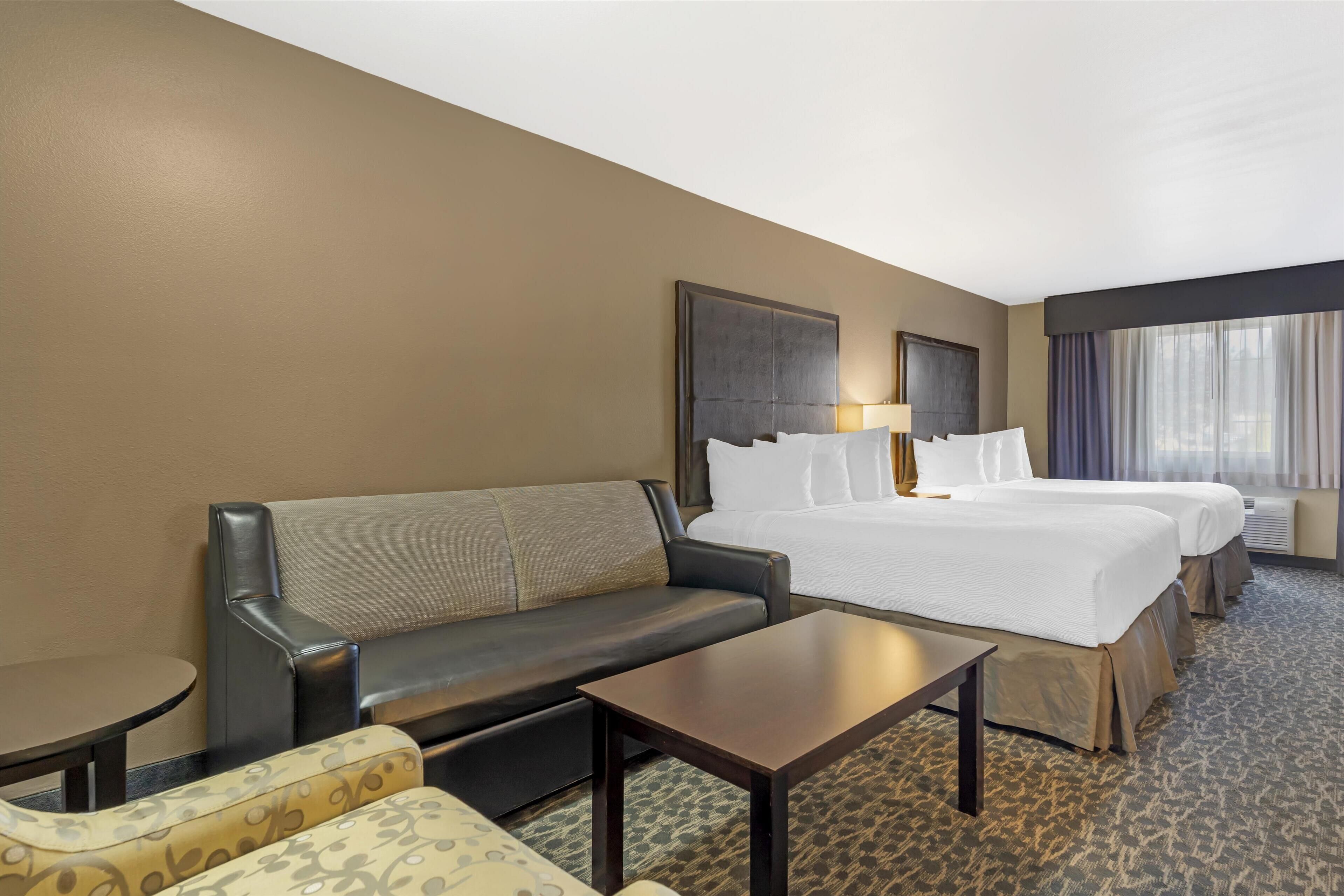 Standardrum - 2 queensize-sängar - tillgänglighetsanpassat (with Single Sofabed) | Skrivbord, ljudisolering, strykjärn/strykbräda och gratis wi-fi