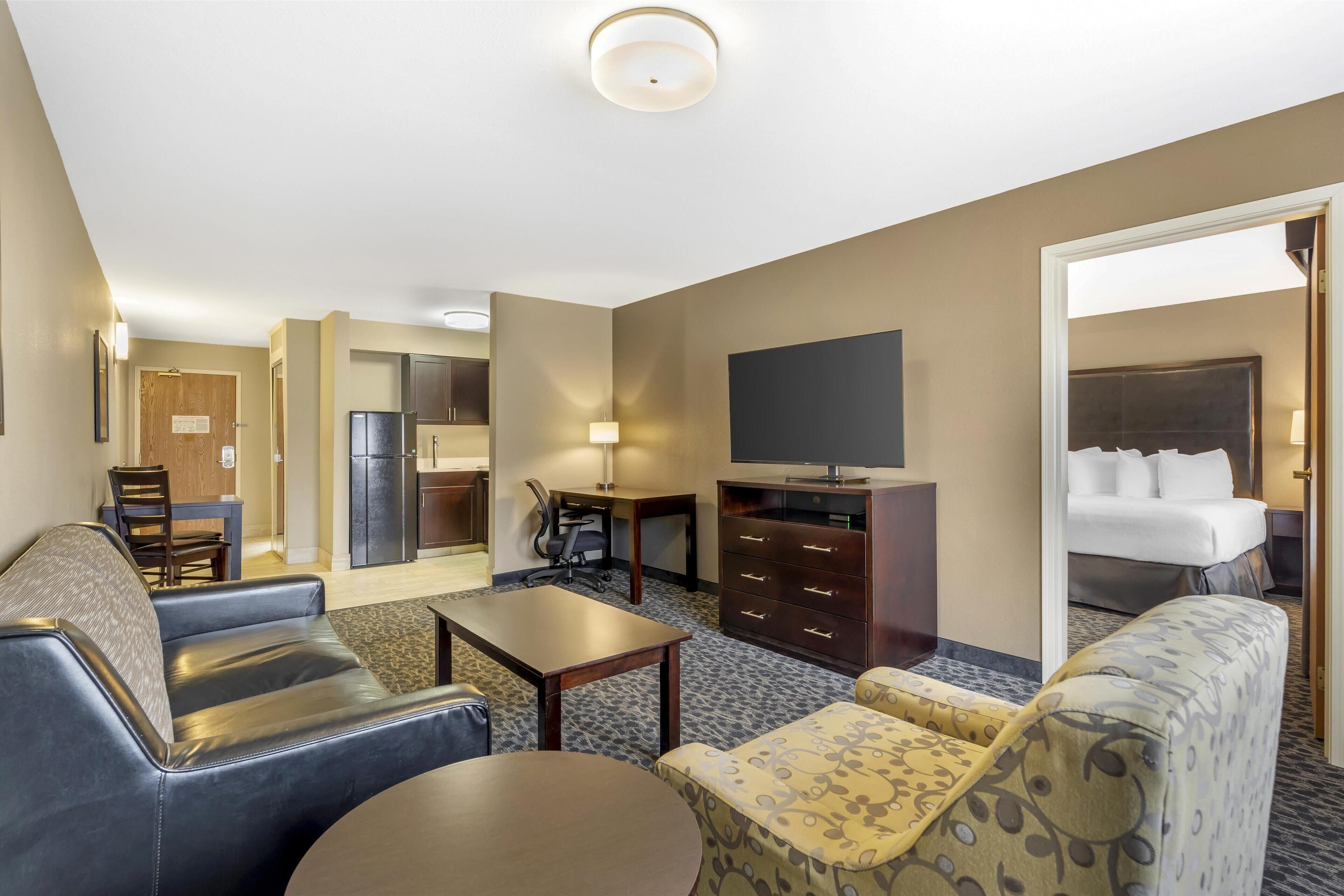 Suite, 1 King Bed, Non Smoking, Kitchen (with Single Sofabed) | Desk, soundproofing, iron/ironing board, free WiFi