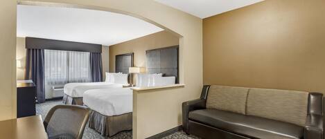 Suite, 2 grands lits, accessible aux personnes à mobilité réduite (with Single Sofabed) | Bureau, chambres insonorisées, fer et planche à repasser, Wi-Fi gratuit