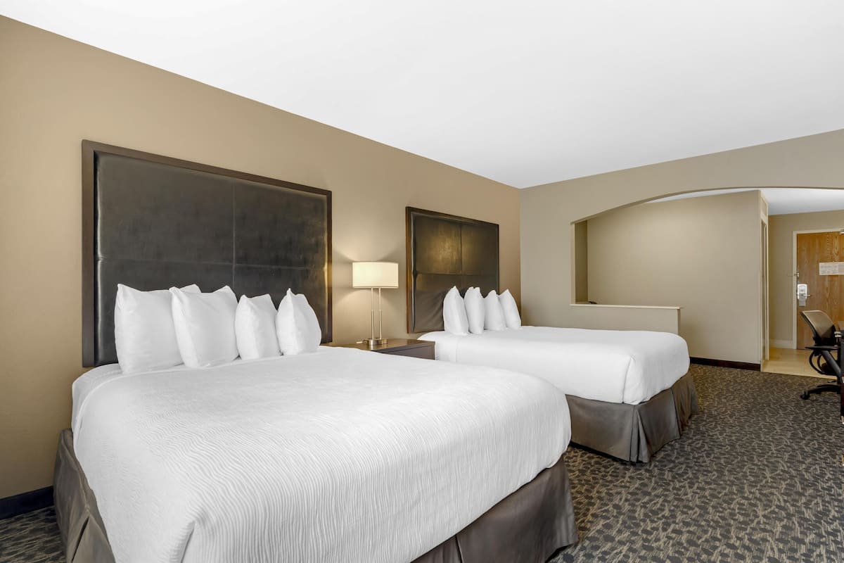 Suite, 2 Katil Ratu (Queen), Accessible, Refrigerator & Microwave (with Single Sofabed) | Meja, kalis bunyi, seterika/papan seterika, Wi-fi percuma