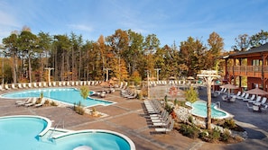 Innenpool, 2 Außenpools, Sonnenschirme, Liegestühle