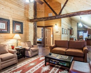 Caja de seguridad en la habitación y tabla de planchar con plancha 