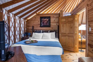 Suite, 2 habitaciones | Caja fuerte, tabla de planchar con plancha, wifi gratis y ropa de cama