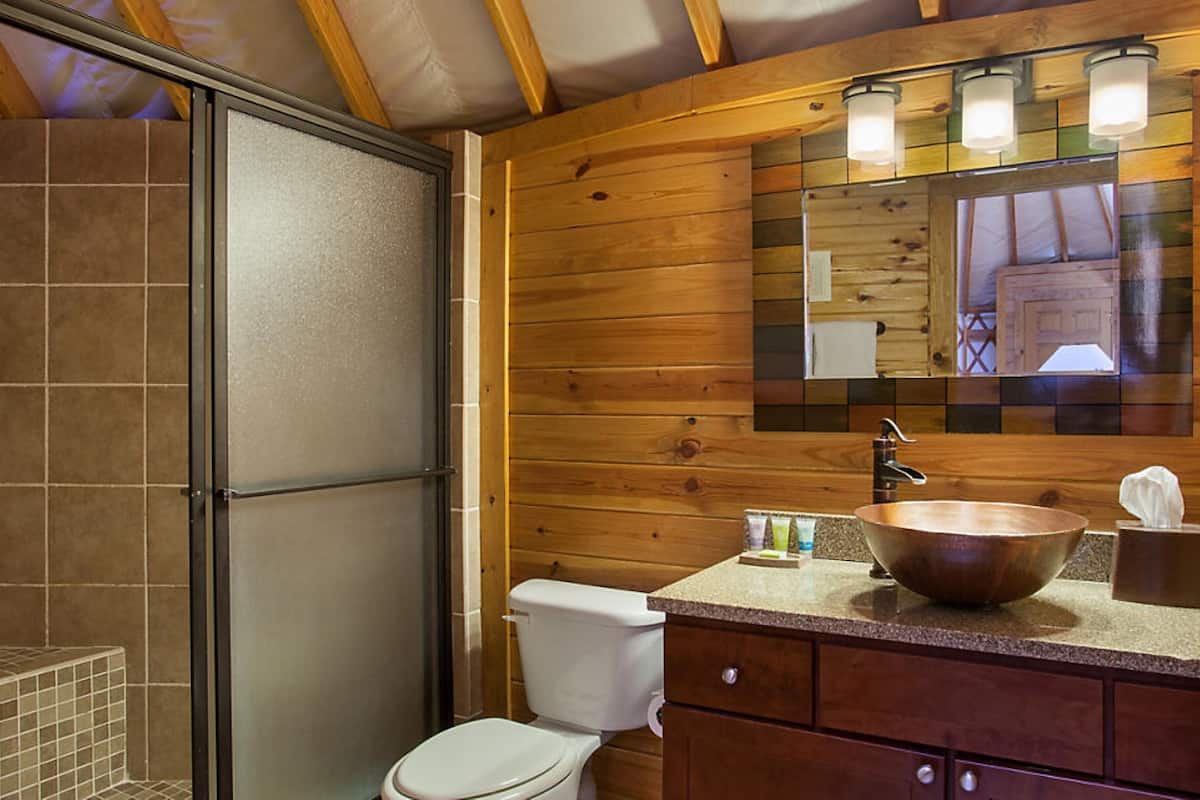 suite, 2 bedrooms | bathroom | hair dryer, towels