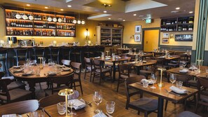 2 restaurants, dinner served