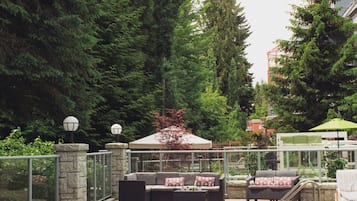 Utomhuspool, parasoller och solstolar