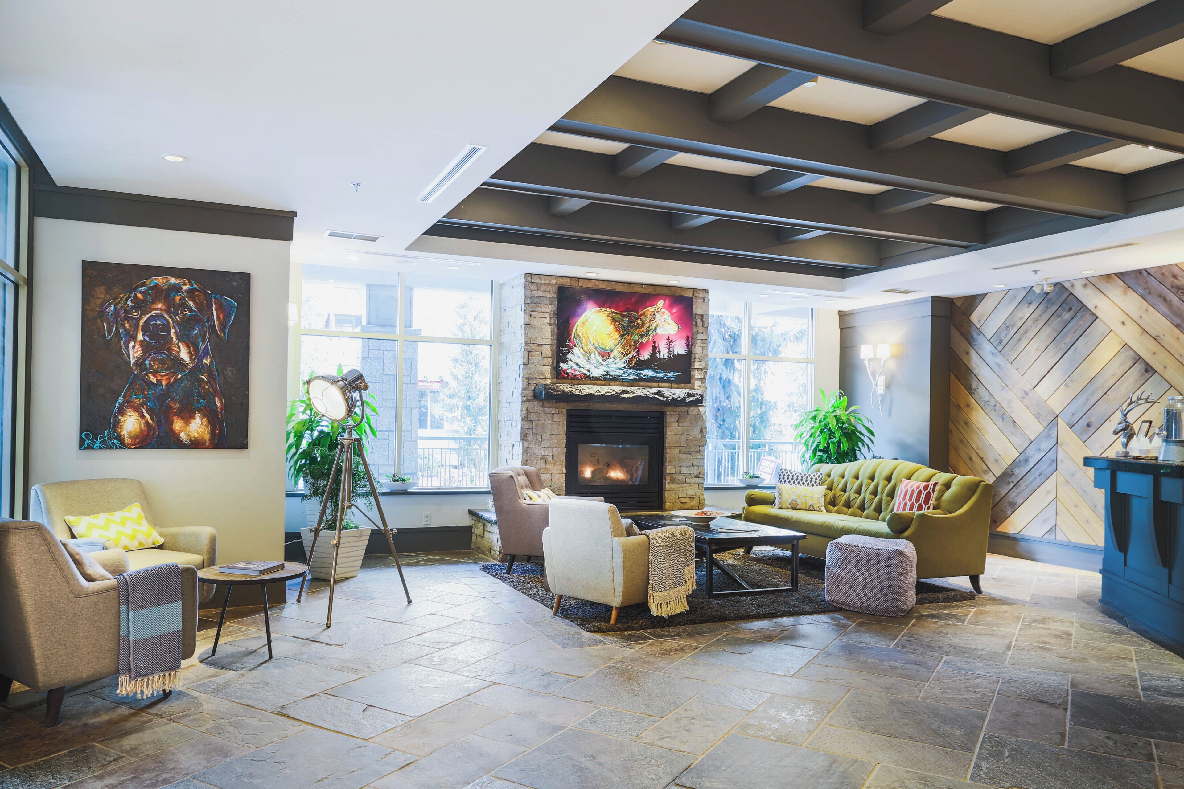 Un salón amplio con chimenea, ventanas grandes y muebles modernos.